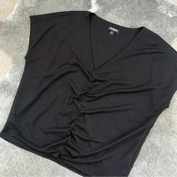 Relaxed V-Neck Ruched Tee - Picture 4 of 10